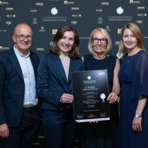 Claudia Hiebl mit Zertifikat für Platz 2 beim Constantinus Award 2024