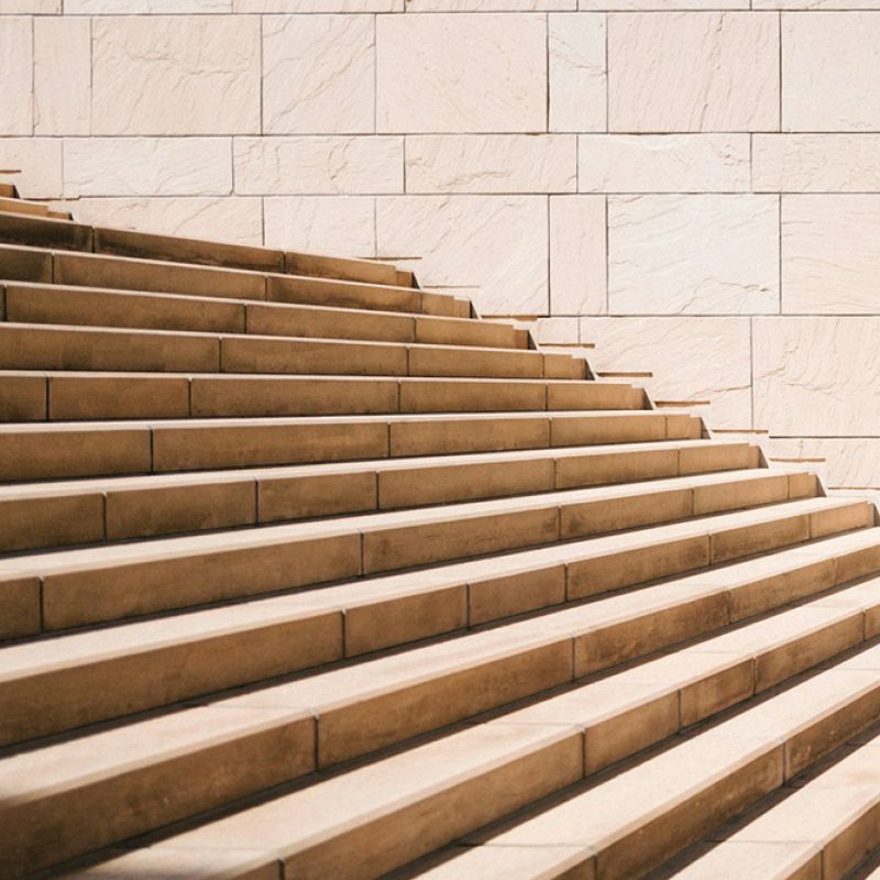 Helle Steintreppe im Sonnenlicht – Symbol für kontinuierliches Wachstum und individuelle Entwicklungsschritte.