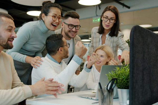 fröhliche Menschen arbeiten im Team