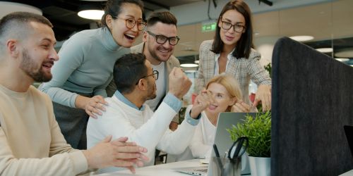 fröhliche Menschen arbeiten im Team